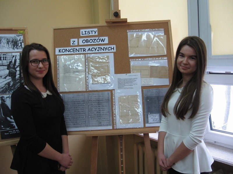 Uczennice prezentują oryginalne listy z Auschwitz