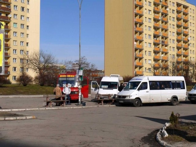 Skarga opóźnia budowę galerii w Stalowej WoliW tym miejscu, gdzie przy ulicy Okulickiego jest parking, miałaby stanąć galeria kupców.