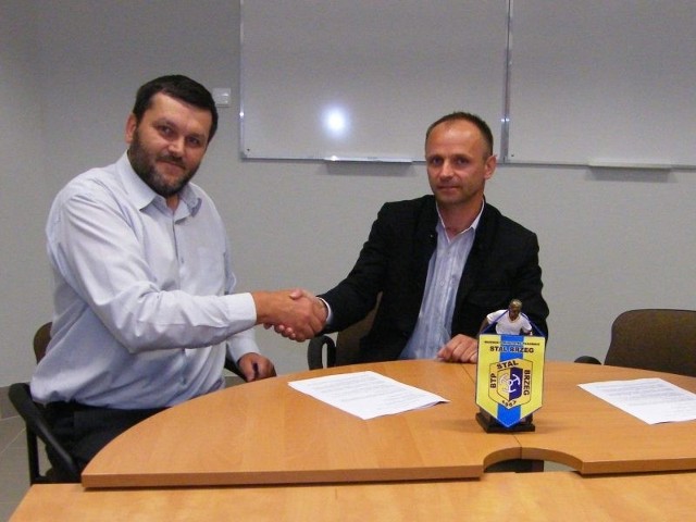 Przypieczętowanie umowy między prezesem Stali Mariuszem Solińskim (z lewej) i trenerem Jackiem Opałką.