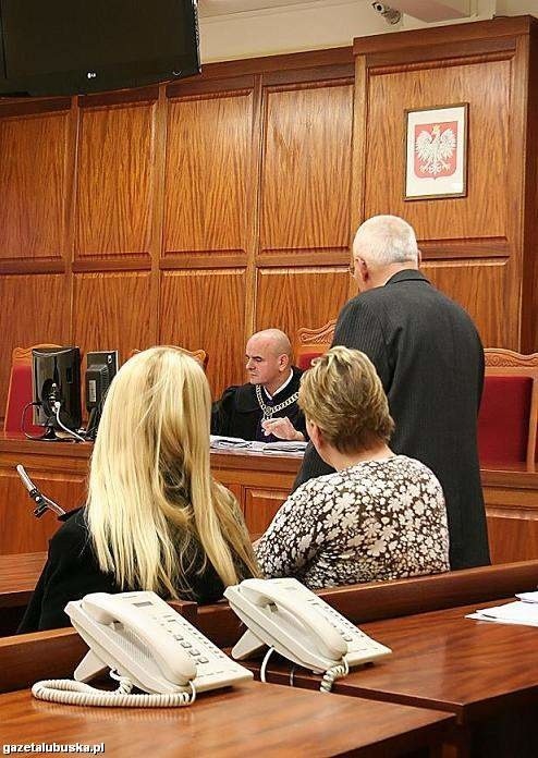 Jerzy G. odpowiada na pytania sędziego Marka Wieczora. Z lewej strony siedzą oskarżone kobiety.