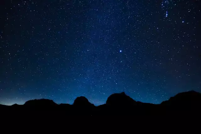 Podczas obserwacji roju Perseidów warto powstrzymać się od spoglądania w telefon komórkowy. Im bardziej przyzwyczaimy oczy do ciemności, tym więcej będziemy w stanie dostrzec meteorów.