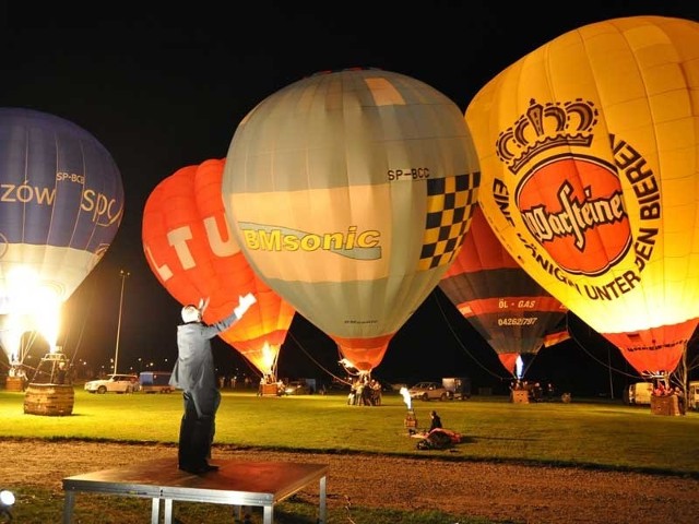 Nocne pokazy rozświetlonych palnikami balonów co roku z okazji imienin Szczecinka przyciągają tłumy widzów. 