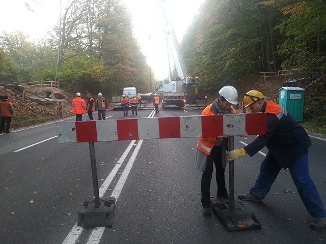 W niedzielę na ul. Gdańskiej w Koszalinie w godzinach porannych firma SKANSKA planuje montaż konstrukcji stalowej kładki rowerowej na podporach. Prace związane z montażem konstrukcji są niebezpieczne i stanowią zagrożenie dla uczestników ruchu drogowego. Stąd konieczność zamknięcia drogi.