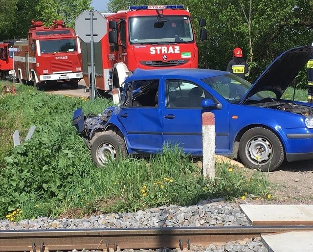 3.05.2018. Do tego wypadku doszło w czwartek około godziny 9 na niestrzeżonym przejeździe kolejowym pomiędzy miejscowościami Simuny i Hołówki Duże (pow. białostocki). Drezyna uderzyła w przejeżdżający przez przejazd samochód osobowy.