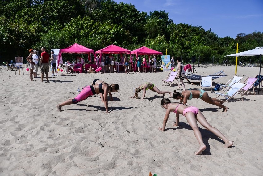 "Różowa Plaża" w Gdańsku Jelitkowie. Promowanie zdrowego trybu życia i regularnych badań [zdjęcia]