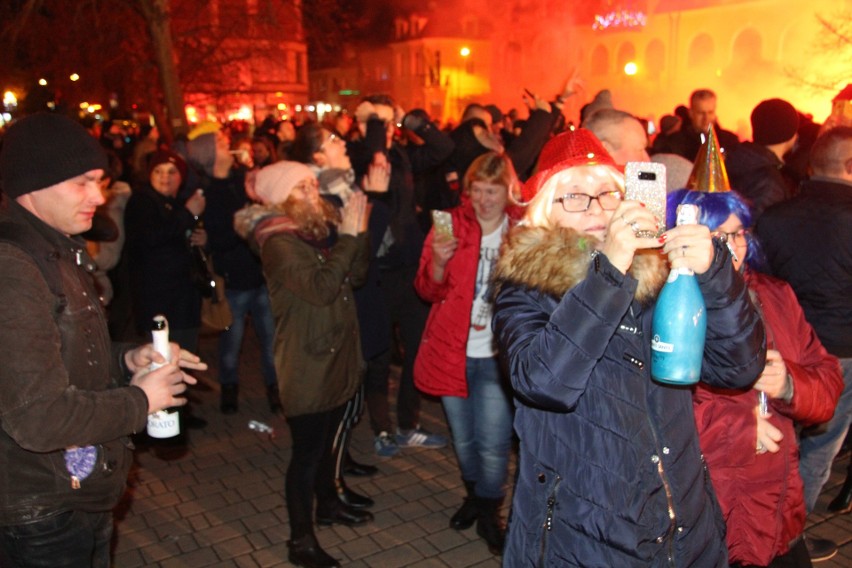 Sylwester 2019 w Tarnobrzegu. Tak witali Nowy Rok 2020 mieszkańcy. Zabawa była świetna  [ZDJĘCIA]