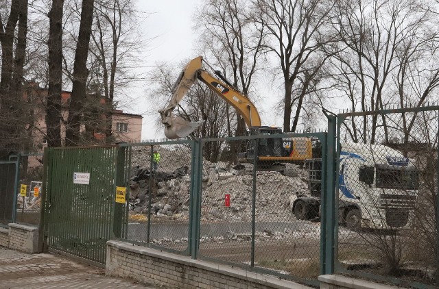 Budynek po radomskim Sądzie Rejonowym przy ulicy Struga jest już wyburzony. Wykonawca wywozi gruz i porządkuje teren.