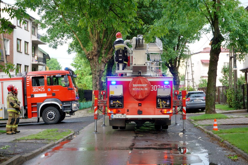 Interwencja strażaków na ul. Wyspiańskiego w Lublinie po uderzeniu pioruna. Zobacz zdjęcia