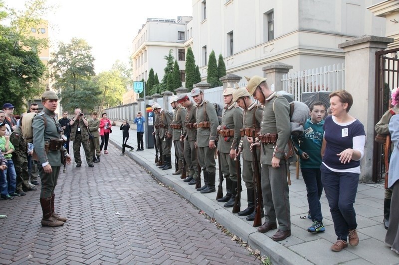 Piknik historyczny przed łódzką katedrą [zdjęcia]