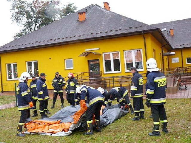 Strażacy podczas ćwiczeń w Chybicach, w gminie Pawłów.