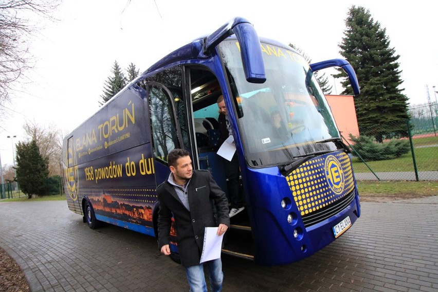 Piłkarze Elany mają nowy autobus. Zobacz, jak będą podróżować [GALERIA]