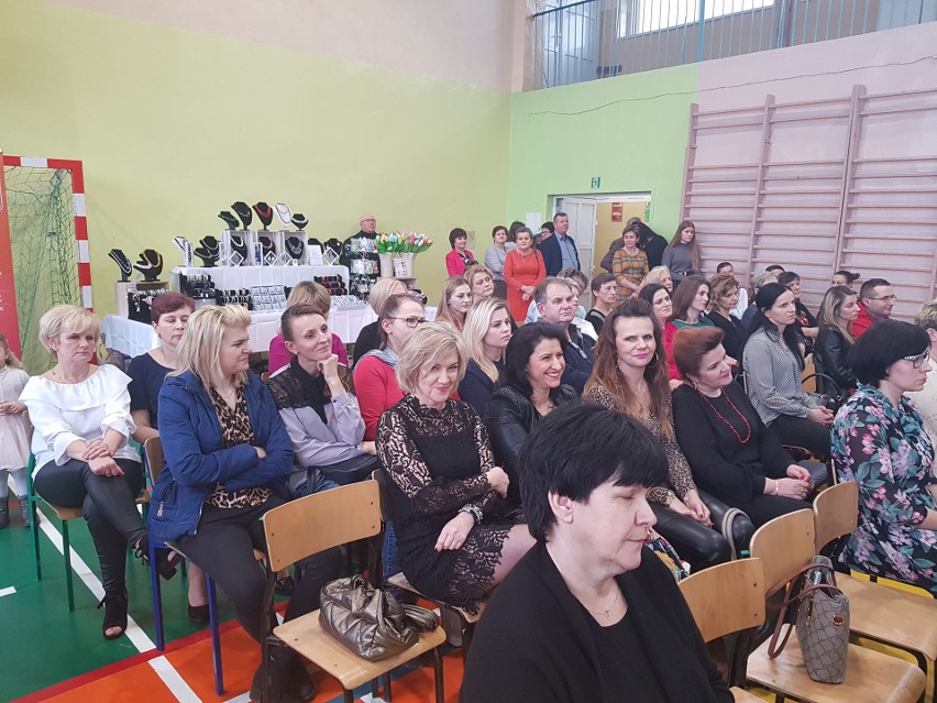 Wyjątkowy Dzień Kobiet w Szkole Podstawowej w Łopusznie. Było ponad 400 osób! (ZDJĘCIA) 