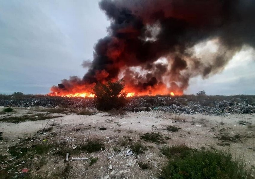 Pożar składowiska odpadów w miejscowości Sobolew pod Środą...