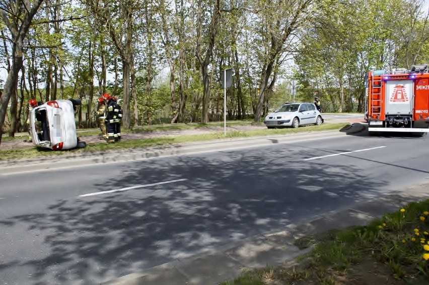 Kolizja na ulicy Gdańskiej. Auto przewróciło się na bok [ZDJĘCIA]