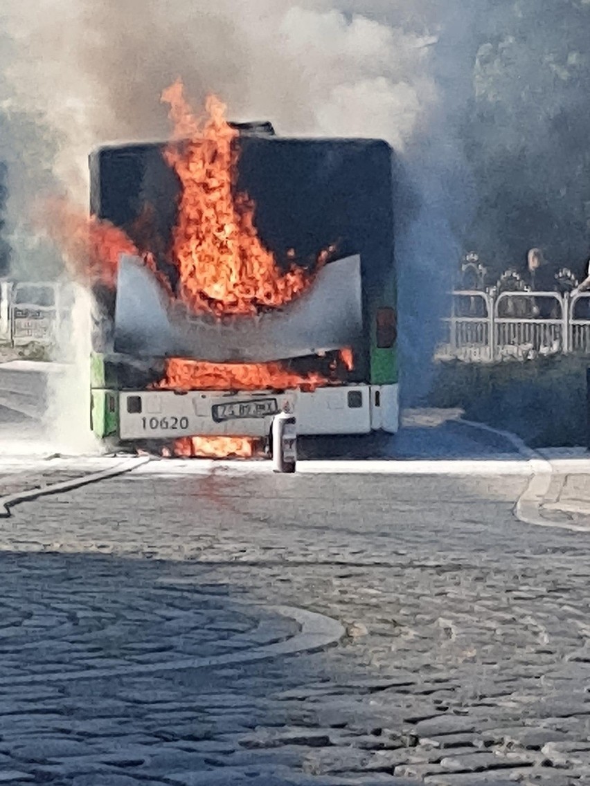 Pożar autobusu na szczecińskich Gumieńcach. Spaliło się 3/4 pojazdu