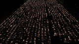 Wszystkich Świętych 2023. Cmentarz parafialny w Grzymałkowie w powiecie kieleckim nocą. Zobaczcie wyjątkowe zdjęcia i film z drona