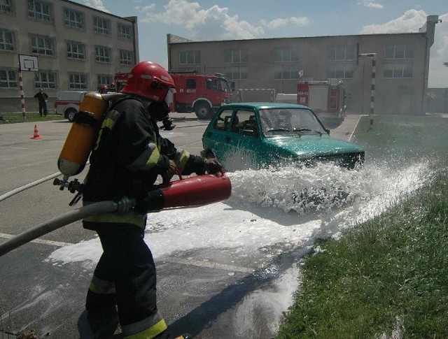 Ratownicy prezentowali w Schronisku miedzy innymi metody gaszenia płonących pojazdów