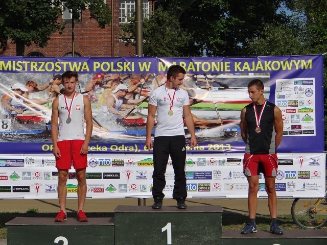 Wiktor Wieruszewski z LTK Fala Lublin (pierwszy od lewej) zdobył m.in. w ubiegłym roku srebrny medal w kategorii K-1 juniorów, podczas mistrzostw Polski w maratonie. Zawody odbyły się w Opolu na Odrze.