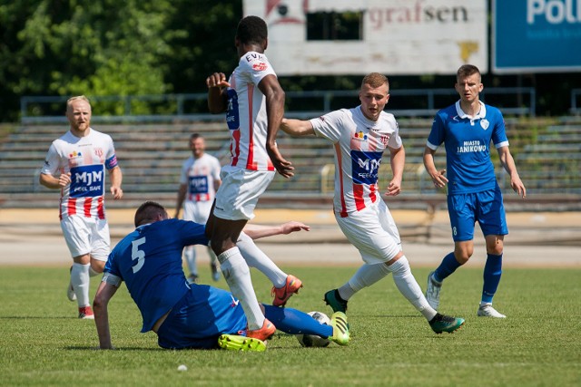 Tego się raczej kibice ze Sportowej nie spodziewali. Spisująca się dobrze do tej pory, zwłaszcza na własnym boisku, ekipa IV-ligowej KP Polonii Bydgoszcz podejmowała Unię Janikowo, która broni się przed spadkiem. Biało-czerwoni zajmujący w tabeli 3. miejsce i mający jeszcze szanse na awans do III ligi przegrali z kretesem 0:5 (0:2), a bohaterem przyjezdnych był napastnik Przemysław Kędziora, strzelec czterech goli (28, 48-karny, 60-karny, 74). To jego 28., 29., 30. i 31. bramka w sezonie. Jest czwartym zawodnikiem w rozgrywkach IV ligi, który w tym sezonie strzelił w jednym meczu co najmniej 4 gole. Wynik na Sportowej otworzył Jakub Losik (8). Na wytłumaczenie gospodarzy: trener Włodzimierz Korecki dał pograć większej liczbie młodzieżowców. ZOBACZ ZDJĘCIA z MECZU i KIBICÓW >>>>>