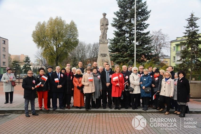 Pod pomnikiem Żołnierza Zwycięzcy w Dąbrowie Górniczej -...