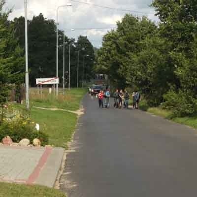 Na zdjęciach zrobionych przez naszego Czytelnika Piotra Prychoda widać, że dzieci maszerują do domu po asfalcie. Muszą uciekać na pobocze przed nadjeżdżającymi samochodami.