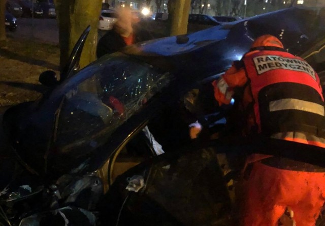 27.04.2021. Oświęcim. Dwie osoby poszkodowane w wypadku. Działania ratownicze.