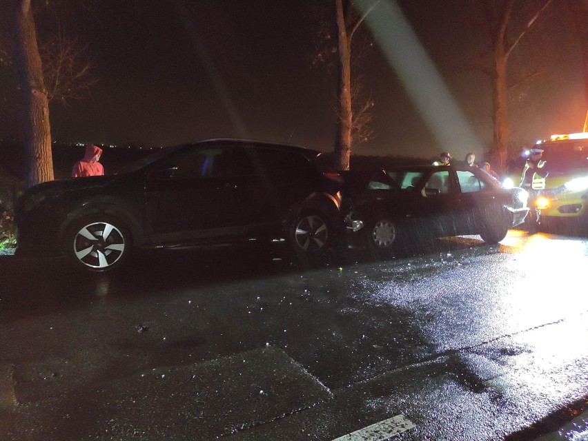 Zderzenie trzech aut na drodze pod Opolem. Jedna osoba jest poszkodowana [ZDJĘCIA]