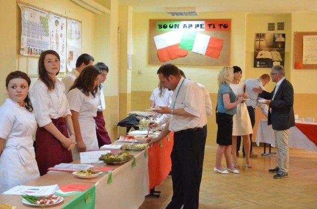 Uczniowie przygotowali włoskie potrawy, które były najpierw oceniane a potem degustowane przez zaproszonych gości.