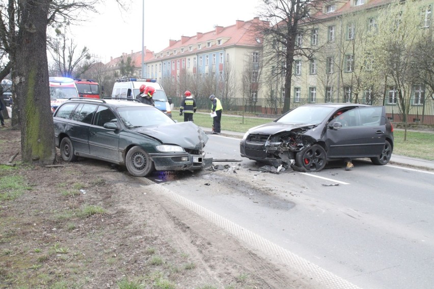 Wypadek na Obornickiej. Pijany kierowca zatrzymany przez żołnierzy (ZDJĘCIA)