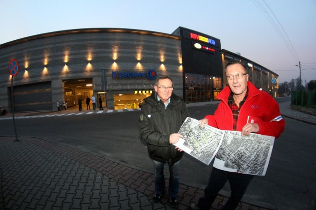 Bronisław Oratowski (z prawej) i Antoni Rączkowski pokazują projekty organizacji ruchu proponowane przez Grzegorza Mirka