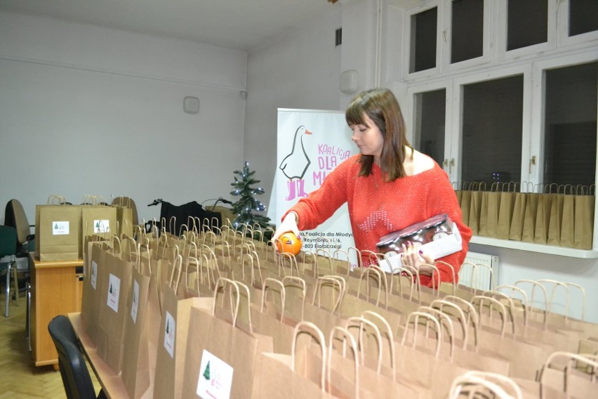 Świąteczna paczka dla seniora. "Koalicja dla Młodych" i darczyńcy pomagają w powiatach białobrzeskim, grójecki i kozienickim