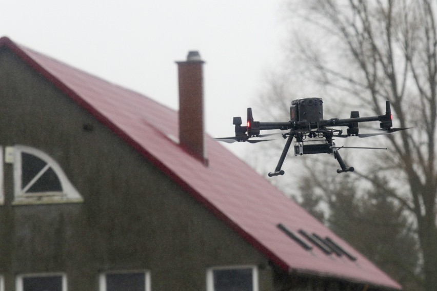 Dron nad domostwami w Przewłoce sprawdza, czy mieszkańcy...