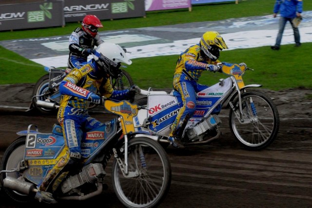 W XV biegu zawodnicy Caelum Stali Gorzów Nicki Pedersen (w żółtym kasku) i Tomasz Gollob (w białym) zwyciężyli podwójnie (w tle Krzysztof Kasprzak) i zapewnili drugą wygraną w sezonie swojej drużynie