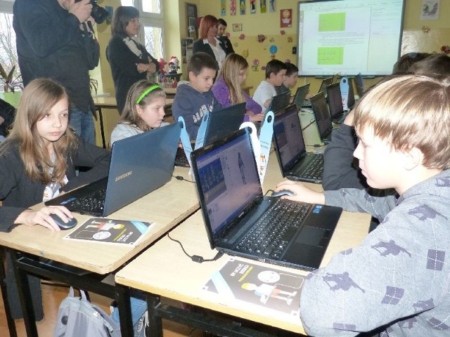 Uczniowie skarżyskiej &#8222;Piątki&#8221; uczą się podstaw programowania w ramach programu firmy Samsung.