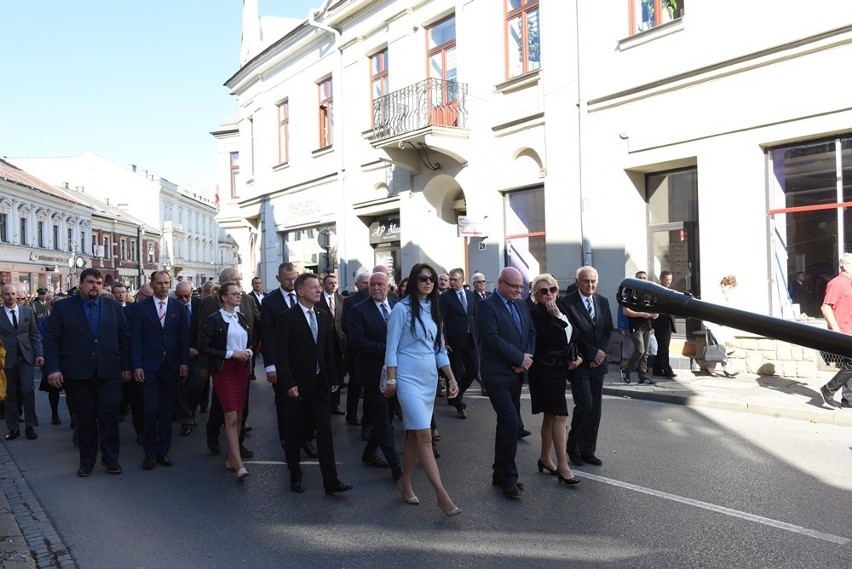 Nowy Sącz. Tłumy sądeczan na powtórnym pochówku gen. Bronisława Pierackiego