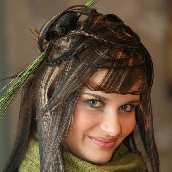 Super modną fryzurę z grzywką, pasemkami i upiętymi warkoczykami prezentuje Karolina Dziewięcka, wicemiss Polonia Ziemi Świętokrzyskiej 2007.