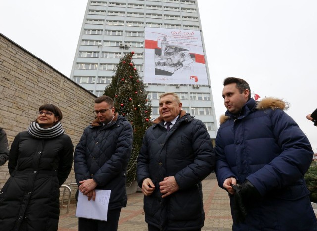 Tadeusz Truskolaski (drugi z prawej) zaprezentował też w czwartek baner z Józefem Piłsudskim, który zawisł na ścianie urzędu miejskiego