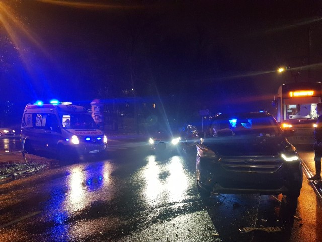 W piątek (06.01), około godziny 19.30, na ul. Lubickiej w Toruniu doszło do wypadku drogowego. W wyniku zderzenia dwóch samochodów osobowych, jedna osoba trafiła do szpitala. Na miejscu pracowała policja, pogotowie oraz 2 zastępy PSP z JRG nr 1.
