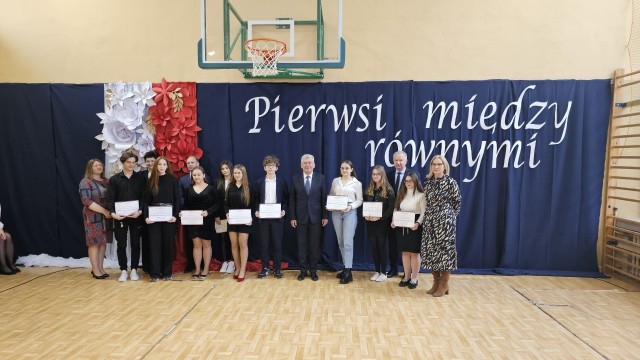 Uczniowie obu Zespołów Szkół, numer 1 i numer 2 w Przysusze, zostali laureatami konkursu historycznego.