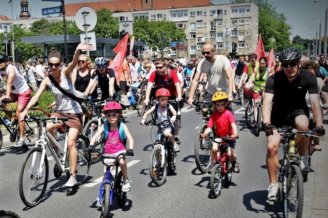 - Funkcjonariusze prowadzą również działania profilaktyczne, zachęcają rowerzystów do jazdy w kamizelkach odblaskowych i kaskach. Mundurowi wezmą  również pod lupę kierowców, będą sprawdzać, jak reagują, kiedy na drodze spotykają cyklistów.