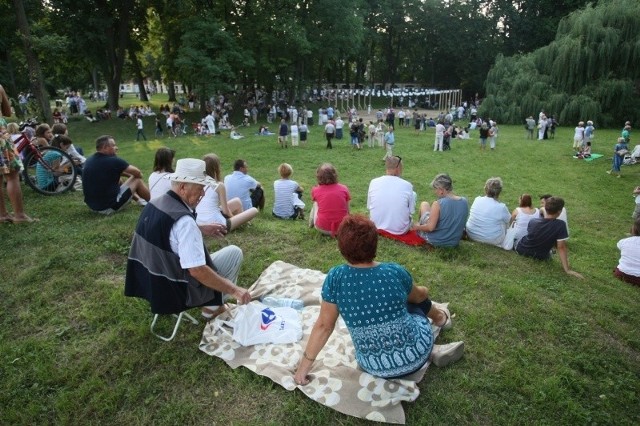 Na zabawie w 2011 roku licznie zebrani białostoczanie w różnym wieku tańczyli na drewnianej podłodze, pod chmurką, wśród zieleni Ogrodu Branickich i lampionów. Podobnie będzie już w najbliższą niedzielę.