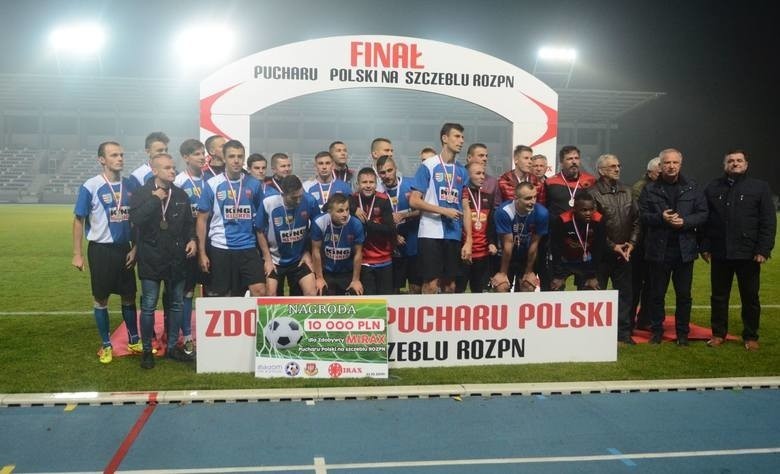 Piłkarze Oskara Przysucha z Pucharem Polski.