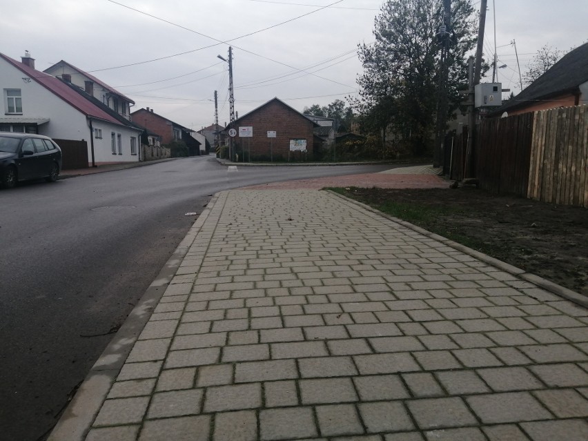 Po obydwu stronach ulicy Tarnobrzeskiej wybudowano chodniki