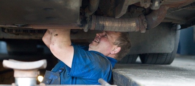 Pan Grzegorz, mechanik z warsztatu PKS-u w Słupsku podczas naprawy białoruskiego autokaru.