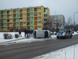 Groźna kolizja na łuku drogi w Starachowicach. Toyota ścięła słup