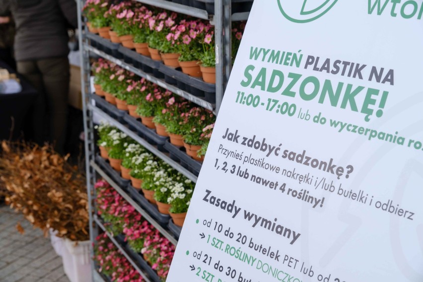 Wymieniamy plastik na rośliny! W sobotę rozdaliśmy poznaniakom 1500 sadzonek kwiatów i drzew