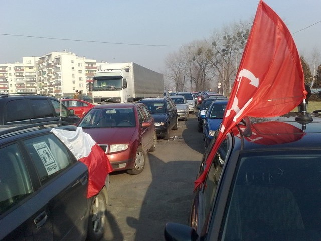 Co najmniej 200 aut czeka na sygnał do wyjazdu na parkingu przy brzeskiej obwodnicy.