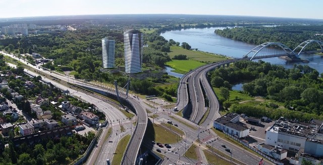 32 kondygnacje, 150 metrów wysokości - tyle może mieć najwyższy wieżowiec jaki dla jednego z deweloperów zaprojektowały dwie toruńskie architektki. Budowla, razem kilkoma innymi miałaby stanąć na Winnicy w Toruniu. Czytaj także: Zamykają Szosę Chełmińską! Miasto czeka komunikacyjny paraliżNa toruńskiej Winnicy gospodarze miasta planują stworzyć jego bardzo nowoczesne nowe centrum. Kilka lat temu swoją wizję tego miejsca opracował i zaprezentował warszawski architekt Czesław Bielecki. Teraz włączyły się do tego również torunianki z Pracowni Architektonicznej A-Symetria. Dla jednego z deweloperów zaprojektowały dwa wieżowce mieszkalne z częścią usługową.Wyższy z budynków miałby 150 metrów wysokości i 32 kondygnacje, niższy 27 kondygnacji i 130 metrów wysokości. Powierzchnia użytkowa obu została oszacowana na 36 tysięcy metrów kwadratowych.To bardzo śmiała koncepcja. Czesław Bielecki również zakładał w tym miejscu budowę kilku wysokich obiektów, jednak od tych proponowanych przez A-Symetrię - znacznie niższych.Polecamy: Prawda czy fałsz? Większość osób odpowiada błędnie [QUIZ]- To nie jest jeszcze żaden konkretny projekt, ale wizja - mówi Agata Kołodzińska, która wspólnie z Anną Trzeciak ten plan przygotowała.Decydujący głos w tej sprawie będzie należał do inwestora - firmy Calor, a wcześniej miejskich planistów, którzy muszą się zgodzić, aby w tym miejscu mogły powstać takie wysokie obiekty.Zobacz także: Miejskie inwestycje w Toruniu