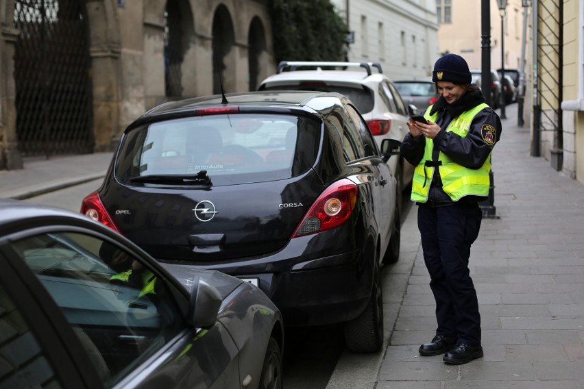 Kraków. Strażnicy telefonami sprawdzają, czy możemy wjeżdżać do strefy