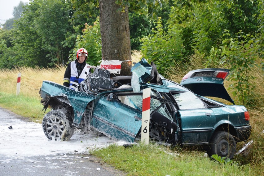 To cud, że kierowca przeżył. Auto dosłownie owinęło się...